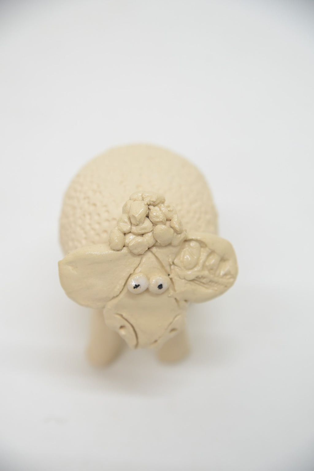 כבשה קרמית בעבודת יד עם צמחייה