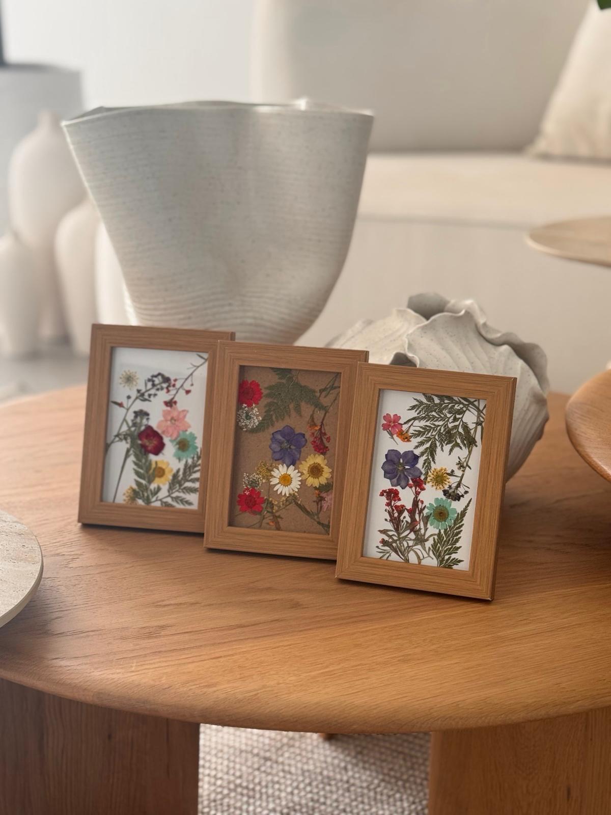 פרחים מאביב - מסגרת עץ עם פרחים מיובשים