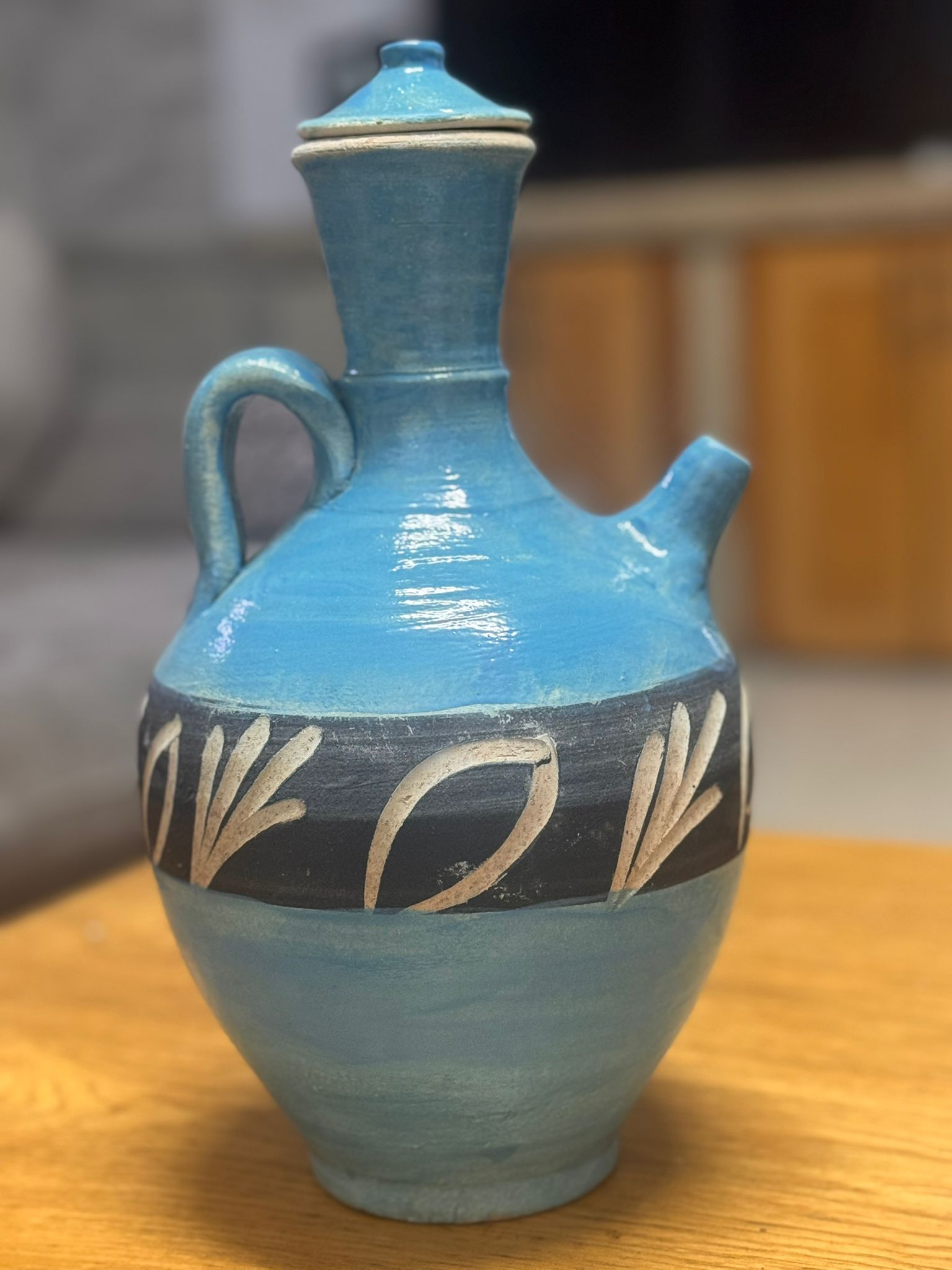 קנקן קרמיקה כחול בעבודת יד עם עיטורי עלים