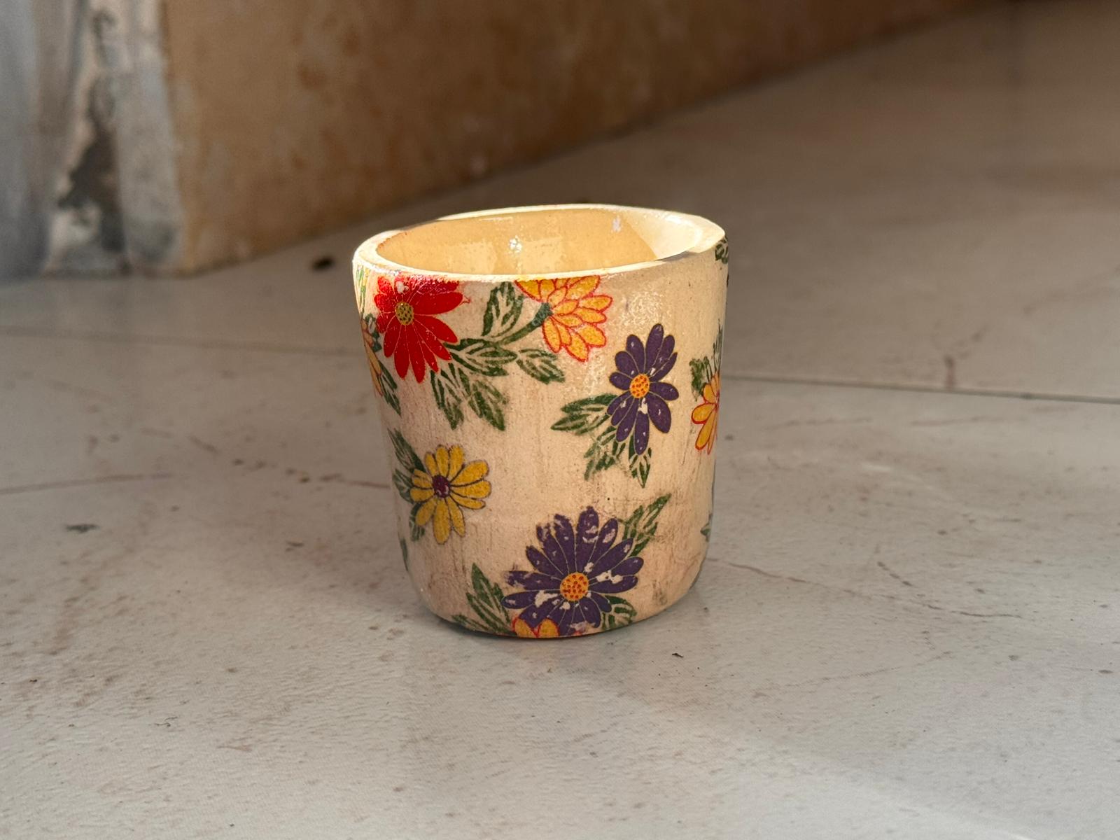 כוס קרמיקה בעבודת יד עם פרחים צבעוניים