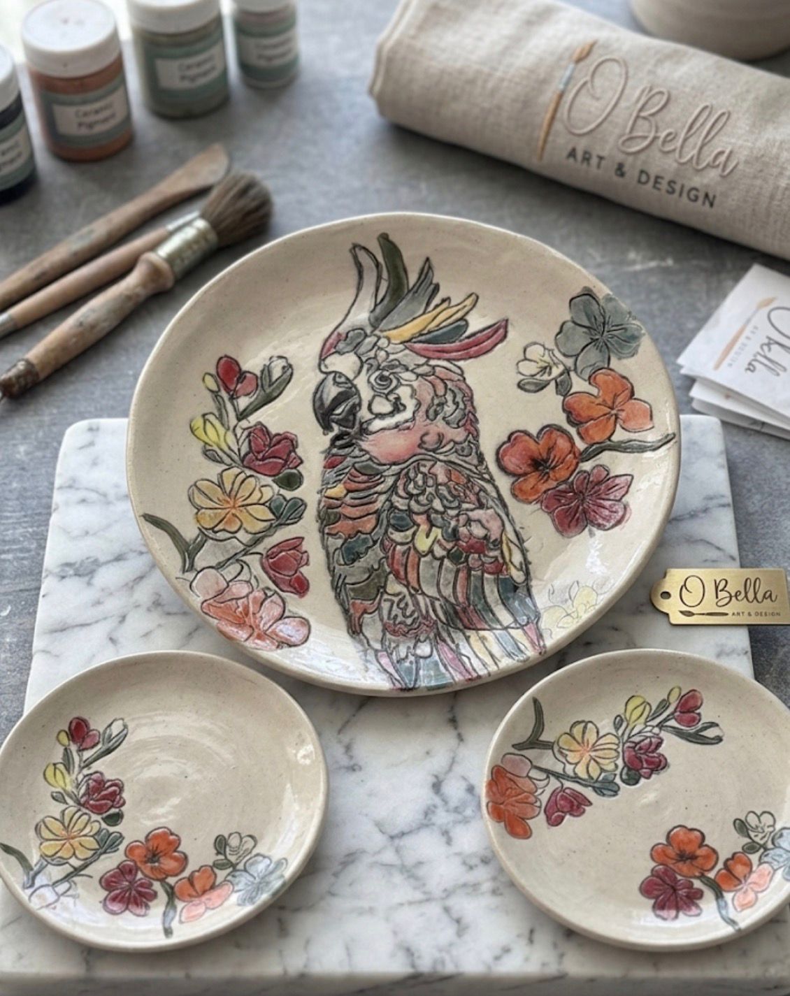 צלחת קרמיקה בעבודת יד - עיצוב פרחים וציפור