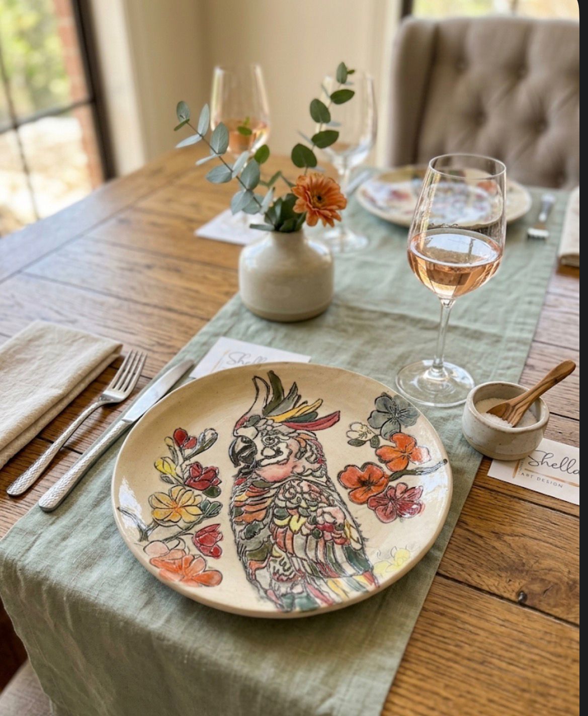 צלחת קרמיקה בעבודת יד - עיצוב פרחים וציפור