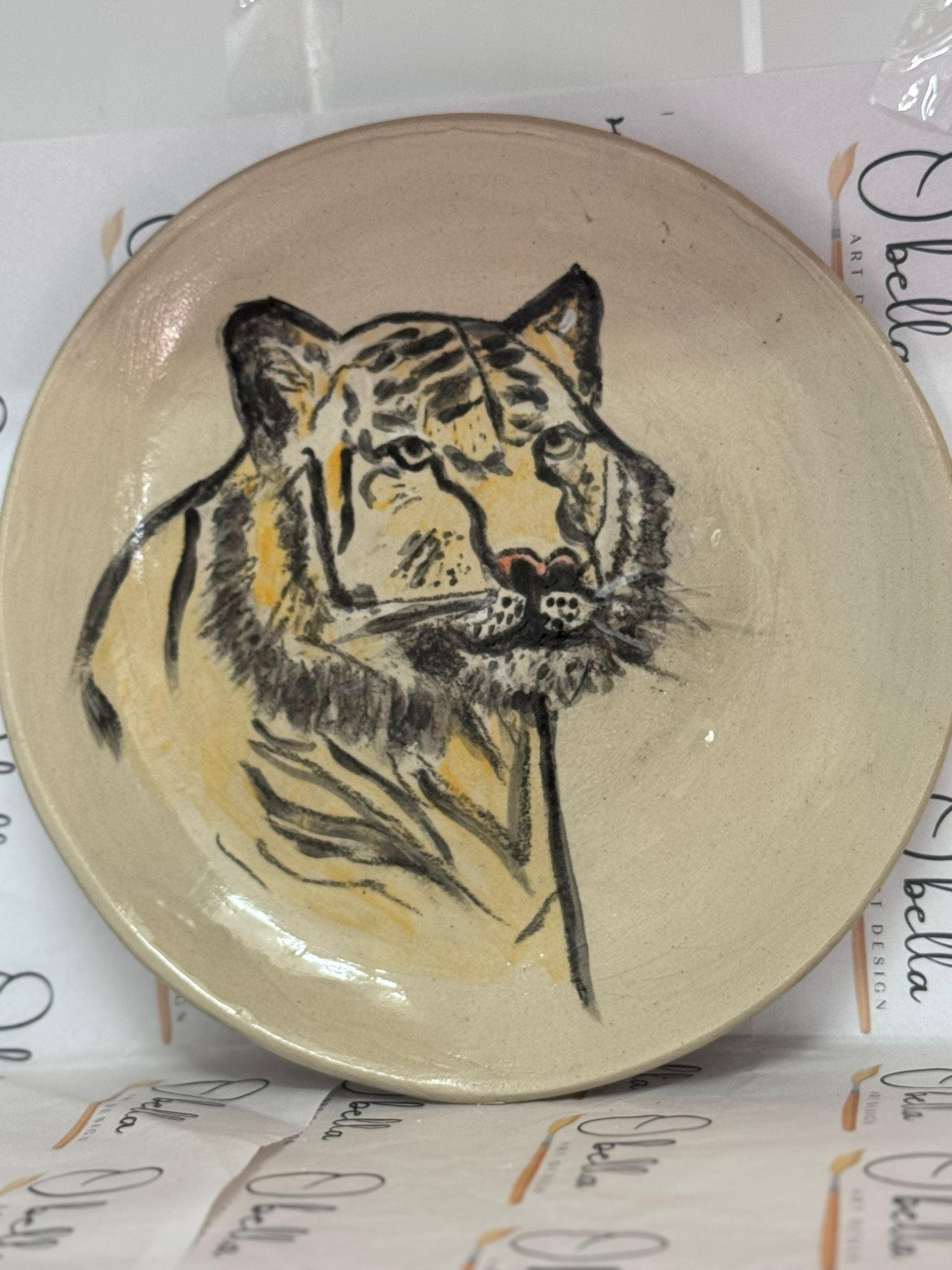 צלחת קרמיקה בעבודת יה - עיצוב נמר צהוב