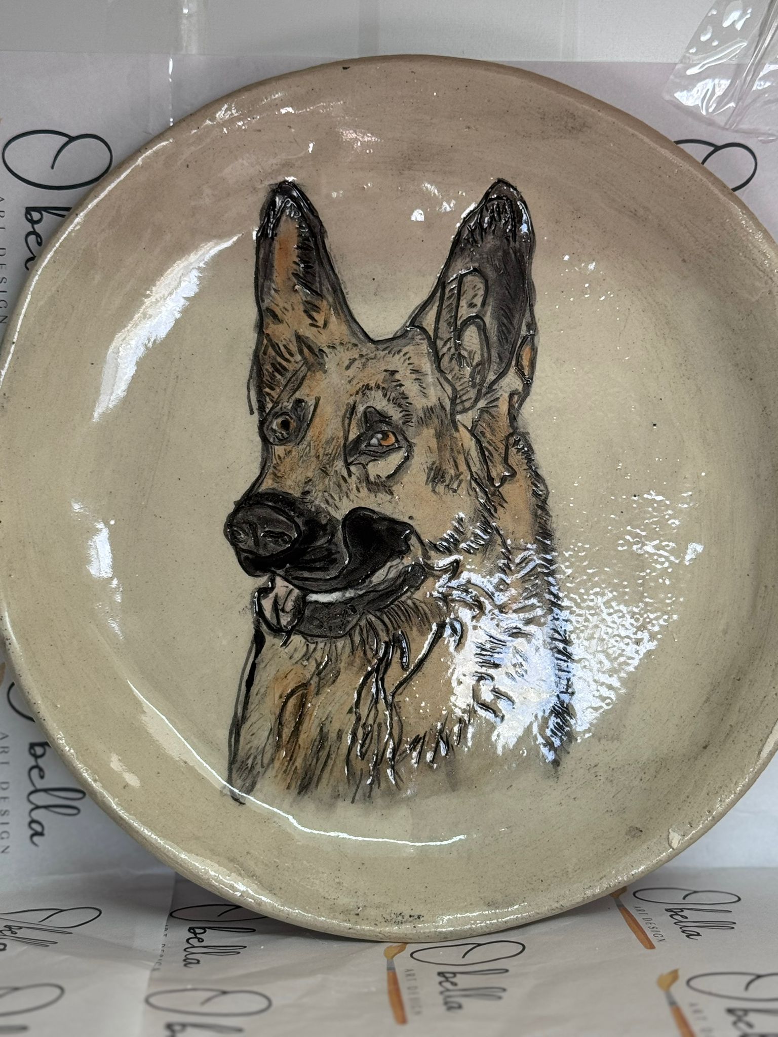 צלחת קרמיקה בעבודת יד - עיצוב כלב רועה גרמני