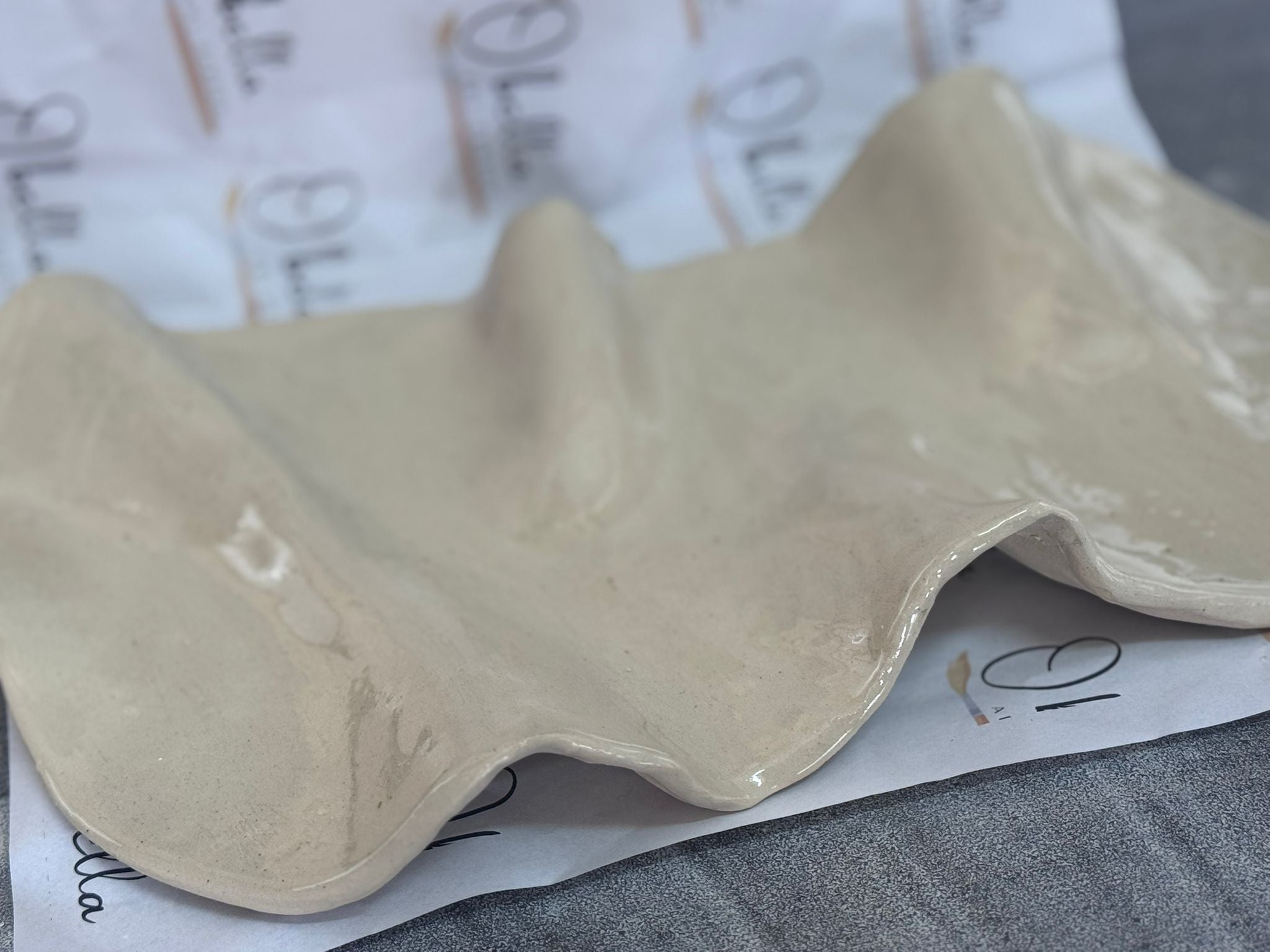 צלחת קרמיקה בעבודת יד - עיצוב גלי מיוחד